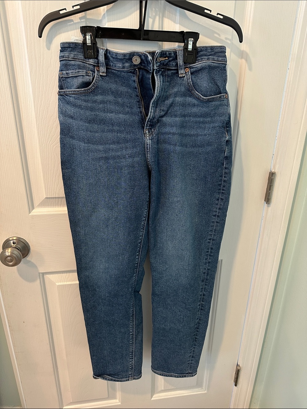 American Eagle Outfitters Women’s Cropped High-Rise Jeans in Medium Blue